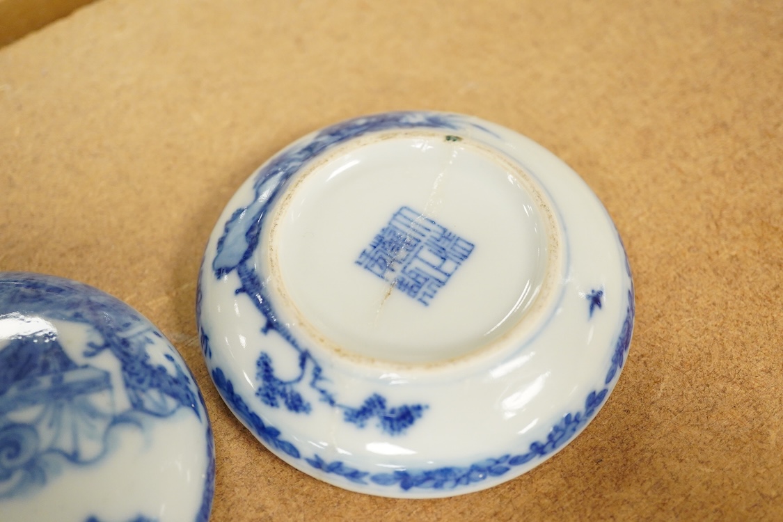 A Chinese blue and white box, Republic period, 9cm diameter